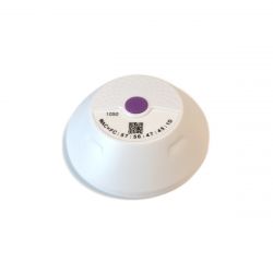Bluetooth beacon met paarse knop aan de bovenkant en MAC adres met QR code voor het instellen van de beacon op de SOS-knop